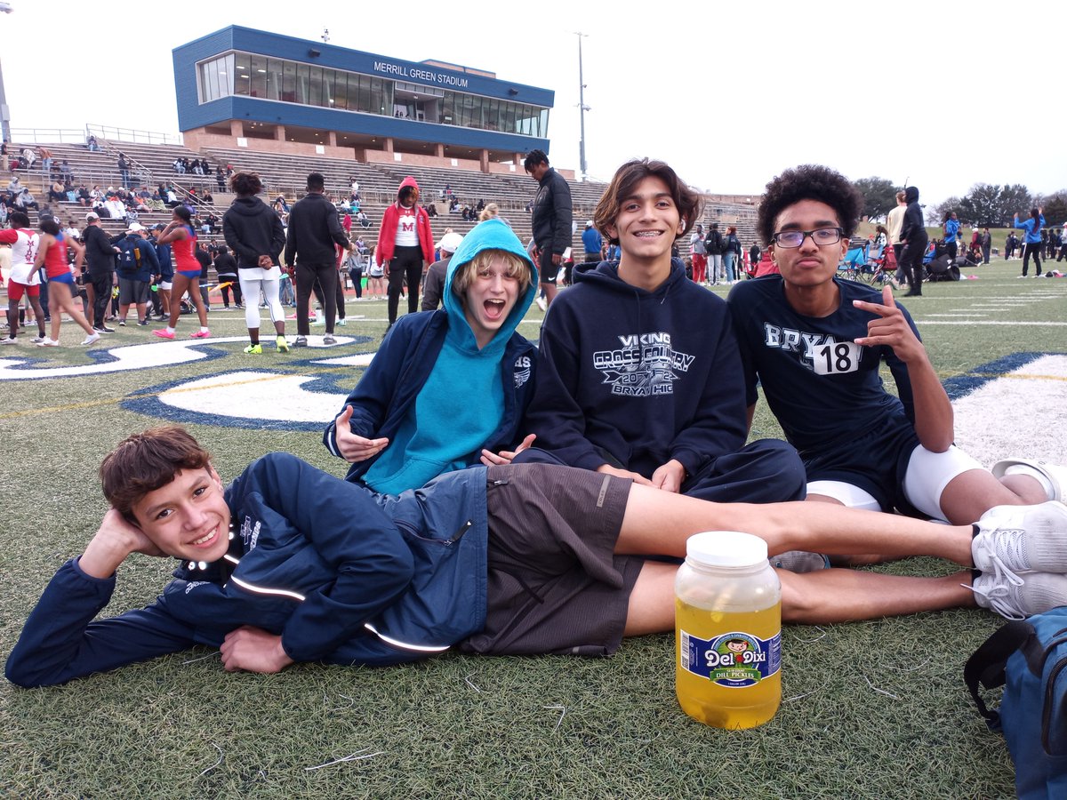 Bryan_Vikes_XC's tweet photo. Cross Country runners performance at the Viking relays: Bryan Ybarra, 3200: 11:04.07 1600: 4:58.27
Kite Williamson: 3200: 14:12.81 1600: 6:31.96 800: 2:52.42
April Ramirez 300M IH: 50.91 1600 relay: 4:27.21 (1st leg split @ 64) https://t.co/un1qJgsbeu