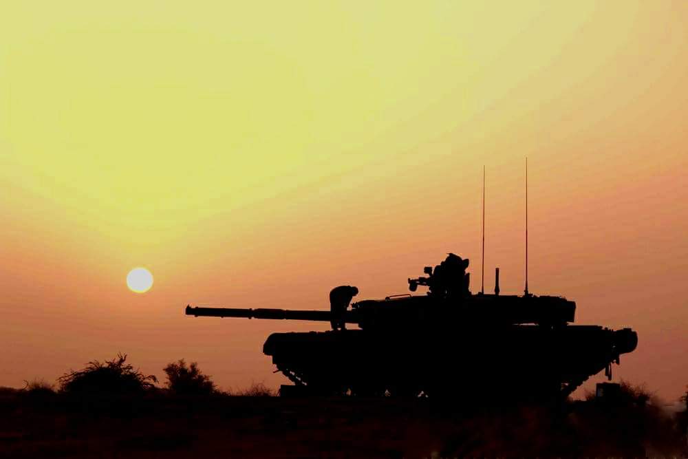 RaveenKr's tweet photo. A Sunset in the Desert ...

After a hot, dusty, hard day's work, both, man &amp; Chariot need to take a break, relax, recoup and be ready to meet new challenges &amp; opportunities  that the coming dawn is sure to bring ... 

#MissThoseDays
#deserttraining 

Tank: Arjun
Credit: Unknown https://t.co/VtbFP0Ww1i