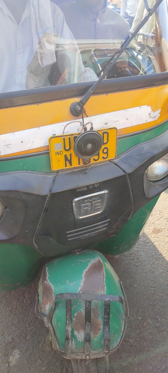 Pankaj_atharva's tweet photo. @kanpurtraffic @adgzonekanpur @kanpurnagarpol @uptrafficpolice @igrangekanpur  संवेदनशील परिस्थिति पर भी ये ऑटो वाले विपरीत दिशा से आकर सामान्य आवागमन को हमेशा की तरह बाधित करते रहेंगे और व्यवस्था नियंत्रित करने के लिए जिम्मेदार लोग नदारद रहेंगे. ऑटो वालों के विरुद्ध कार्यवाही हो https://t.co/8snNARAPSy