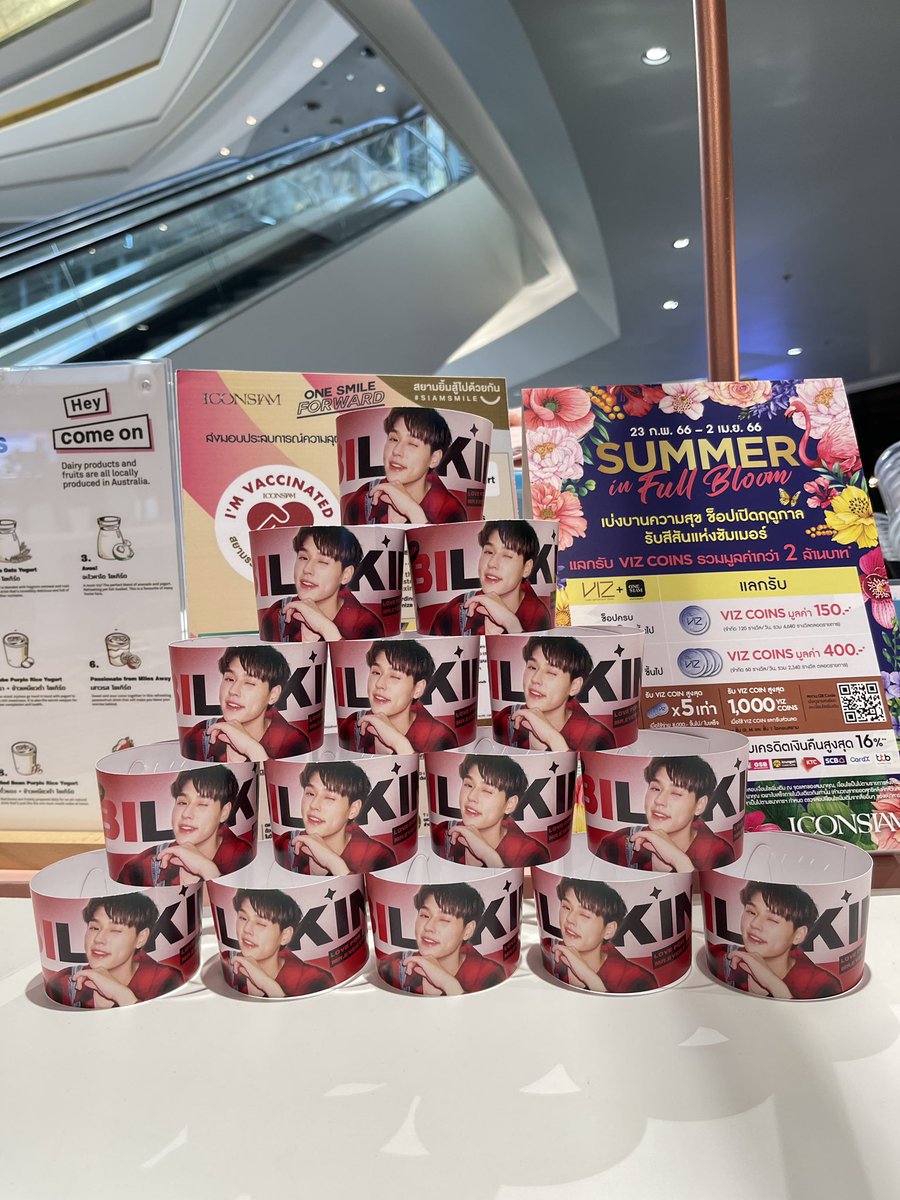 BillkinPudding1's tweet photo. 🥤Free Gift Event of Billkin🥤
      ชอบตัวเองตอนอยู่กับเธอ

รับนิตยสารฟรี📖 Welcome everyone to take them home

Location：
Yomie's Rice x Yogurt 
Central World - 3rd Floor
ICONSIAM - 5th Floor

Time：25th-26th Feb 10:00-20:00

#Bbillkin #บิวกิ้น
#ชอบตัวเองตอนอยู่กับเธอ https://t.co/D933ksLDOl