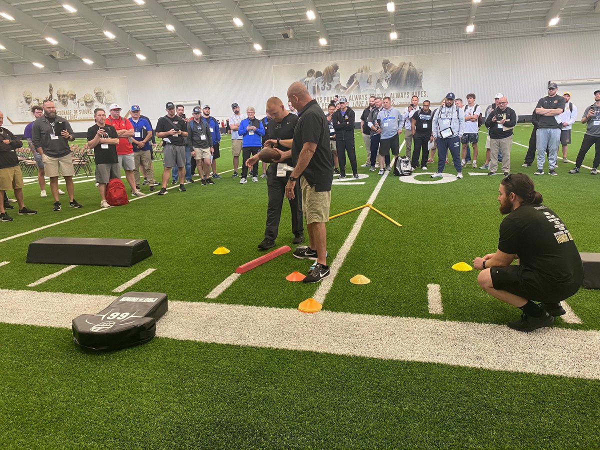bcsvikingfb's tweet image. Had an amazing two days with @Harding_FB .  I can’t wait to get home and download and assess all the information.  They are growing Christ centered men of character and compassion.  And, along the way, playing some pretty great football! #flexbonenation #tripleoption