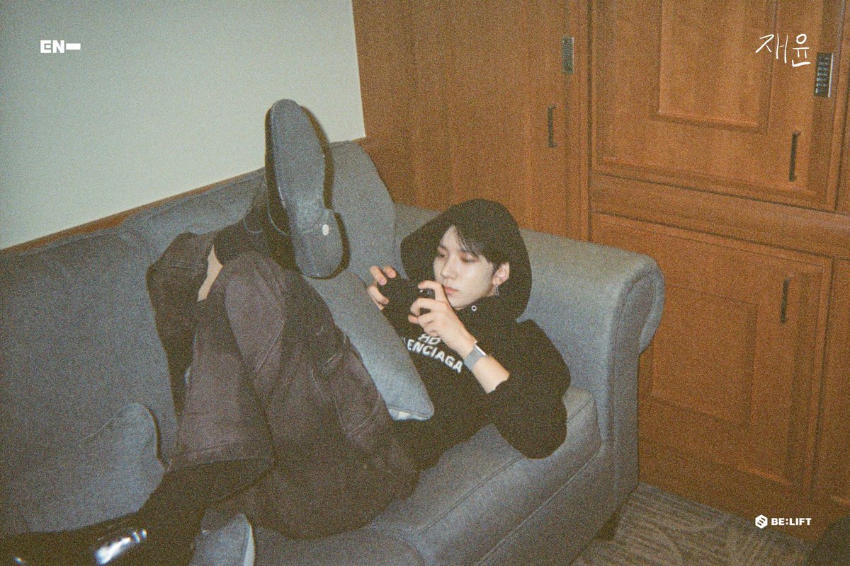 아쎅시해진심..어디사부터설명해야될지모르겟네 후드티에통넓은바지+구두<이부조화도개젛고 
앉아있는자세ㅋㅋ켘ㄹㅇ넷플드라마에나오는 해커같음(하루에몬스터검은색3캔씩마심,다크서클항상달고다님,담배냄새남)