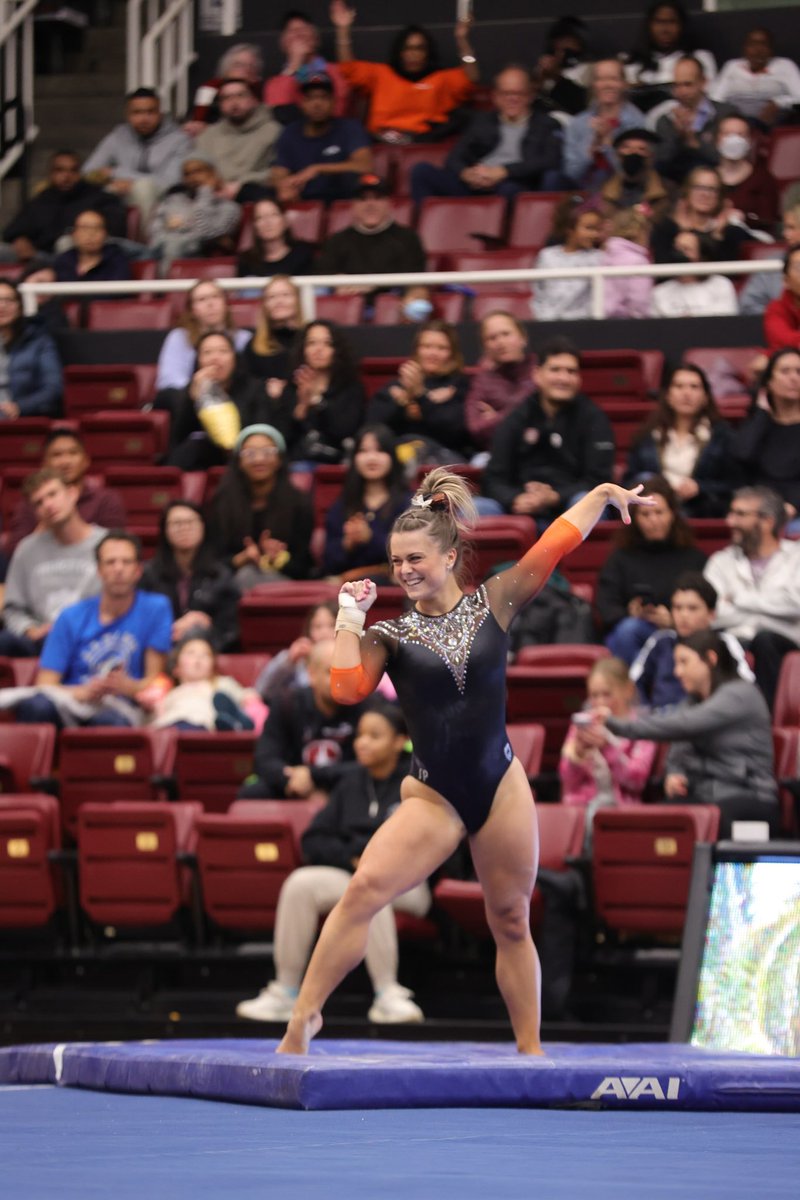 BeaverGym's tweet photo. Floor: Straight up having a good time rn 🙂

@madidagen with our third 9.9+, as she goes 9.950!

#GoBeavs https://t.co/h86NldV7Te