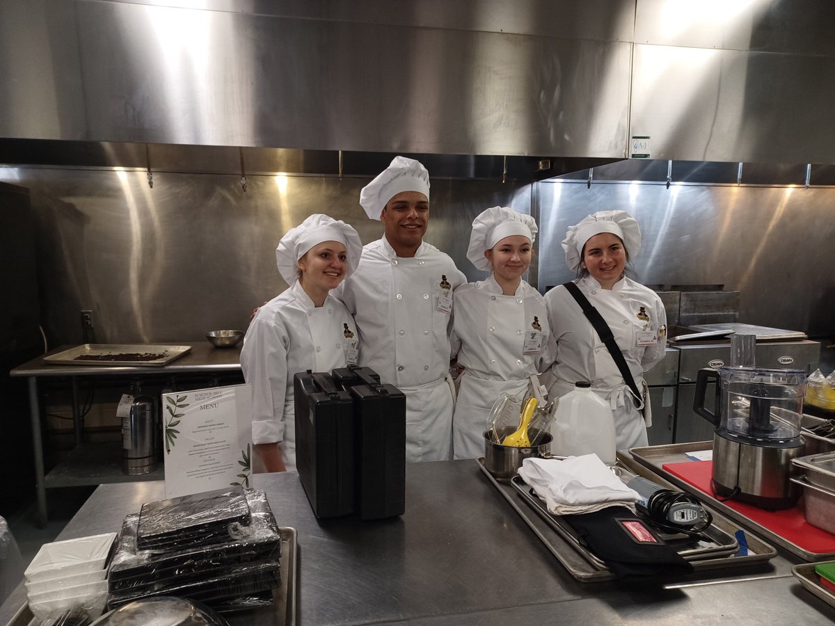 Excited to be a part of the first regional Culinary Challenge at Bristol Motor Speedway! Science Hill Ss were amazing! @jcityTNschools @ScienceHill_JCS #CTEMonth https://t.co/VnQHZdXOeD