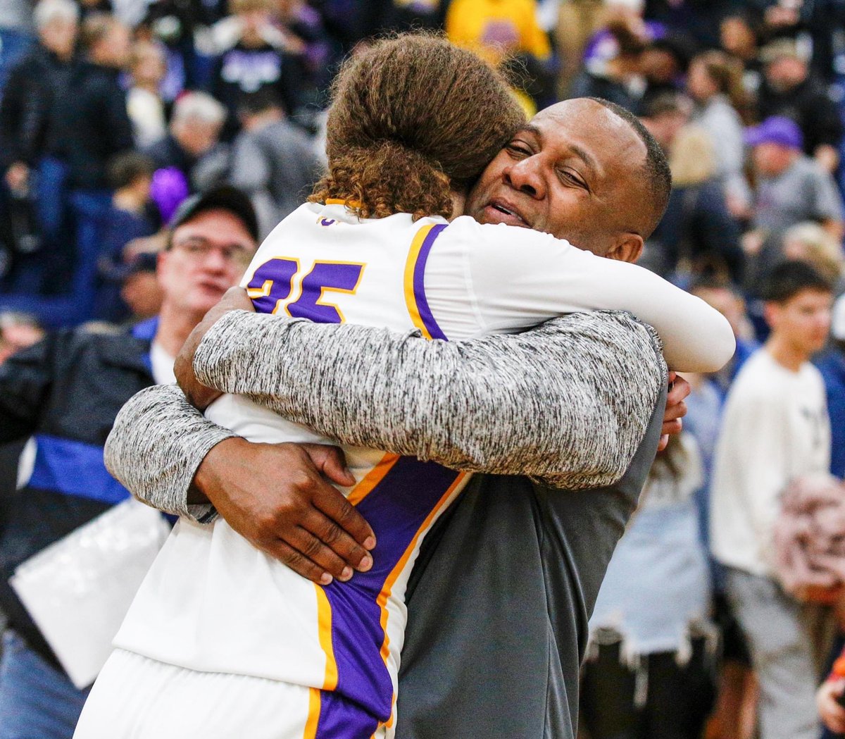 My favorite 📸 of the night. 

31 points, 18 rebounds. Game-winner. 

And a huge hug from her pops after a W.

<a href="/MileeSmith25/">Milee</a> = 🐐