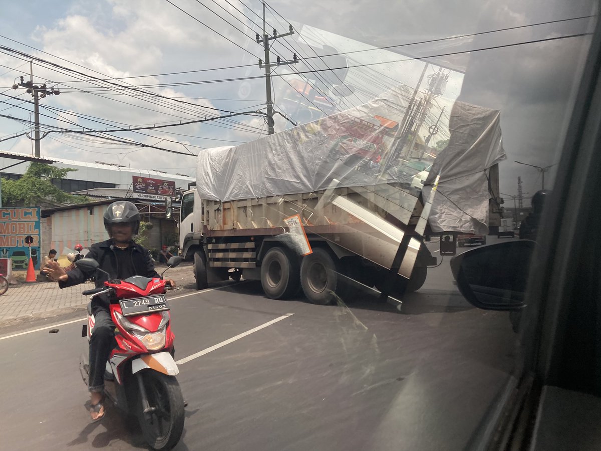 nonilk's tweet photo. @e100ss macet dr lampu merah kletek sampe pom bensin… ternyata truk pecah ban sebelah kanan belakang☹️☹️☹️ https://t.co/NZzgnN00YC