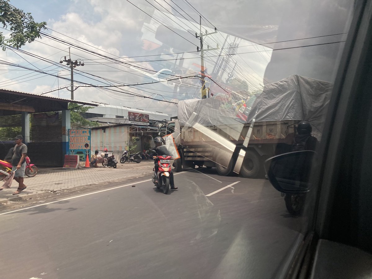 nonilk's tweet photo. @e100ss macet dr lampu merah kletek sampe pom bensin… ternyata truk pecah ban sebelah kanan belakang☹️☹️☹️ https://t.co/NZzgnN00YC