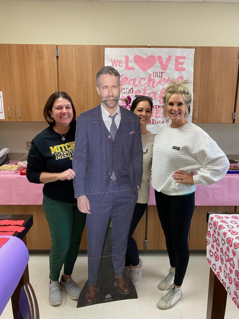 PISD_Mitchell's tweet photo. The Mitchell staff appreciates the Kindness shown by our PTA, the treats hit the spot and we value our communities support. #PTA💪 #mitchellrocks #kindnessrocks https://t.co/EisMpkkFas