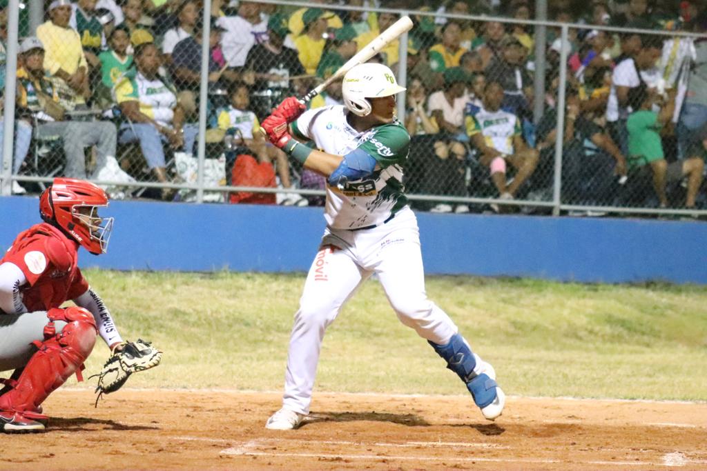 El "Vaquero" Miguel Domínguez se convirtió en el pelotero No.33 en conectar 2HR en un juego y el No.34 en pegar un Grand Slam en torneos juvenil,hazañas ocurridas en el primer juego de la Gran Final al vencer a Cocle 11-6 en el estadio Horacio Mena.Domínguez 6 Carreras Empujadas