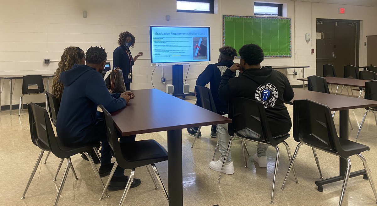 southwestctc1's tweet image. Counselor Tompkins discussing graduation requirements at our Open House @southwestctc1 #ReadyGrad #CCTEMonth