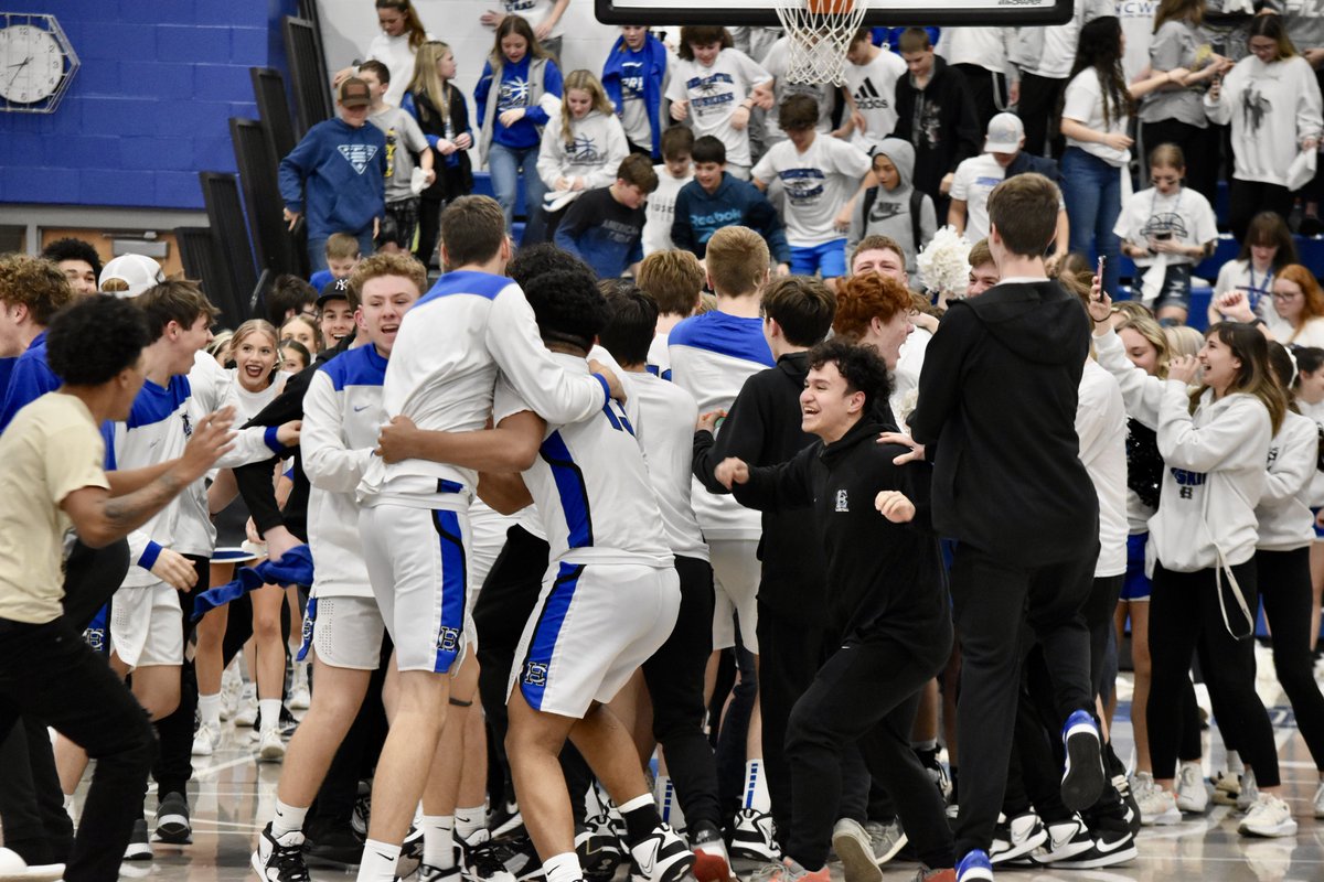 HarcoSportsGuy's tweet photo. Big first year for @AaronFoldi with @HCBoysHoops. Sectional title to go along with @buckeye_8 crown. 

Faces say it all! 

Community packed the place to capacity tonight. 

Congratulations to our student-athletes! https://t.co/YQnIPnjGbE