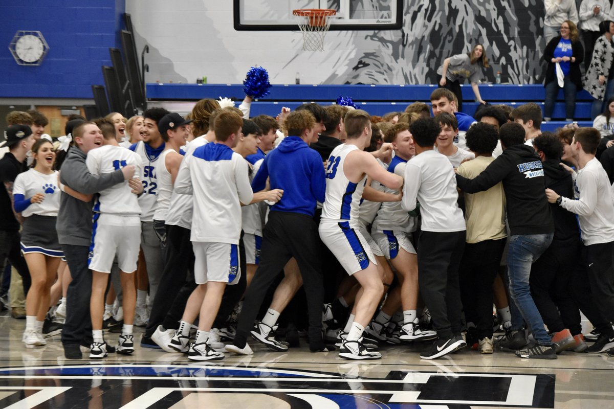 HarcoSportsGuy's tweet photo. Big first year for @AaronFoldi with @HCBoysHoops. Sectional title to go along with @buckeye_8 crown. 

Faces say it all! 

Community packed the place to capacity tonight. 

Congratulations to our student-athletes! https://t.co/YQnIPnjGbE