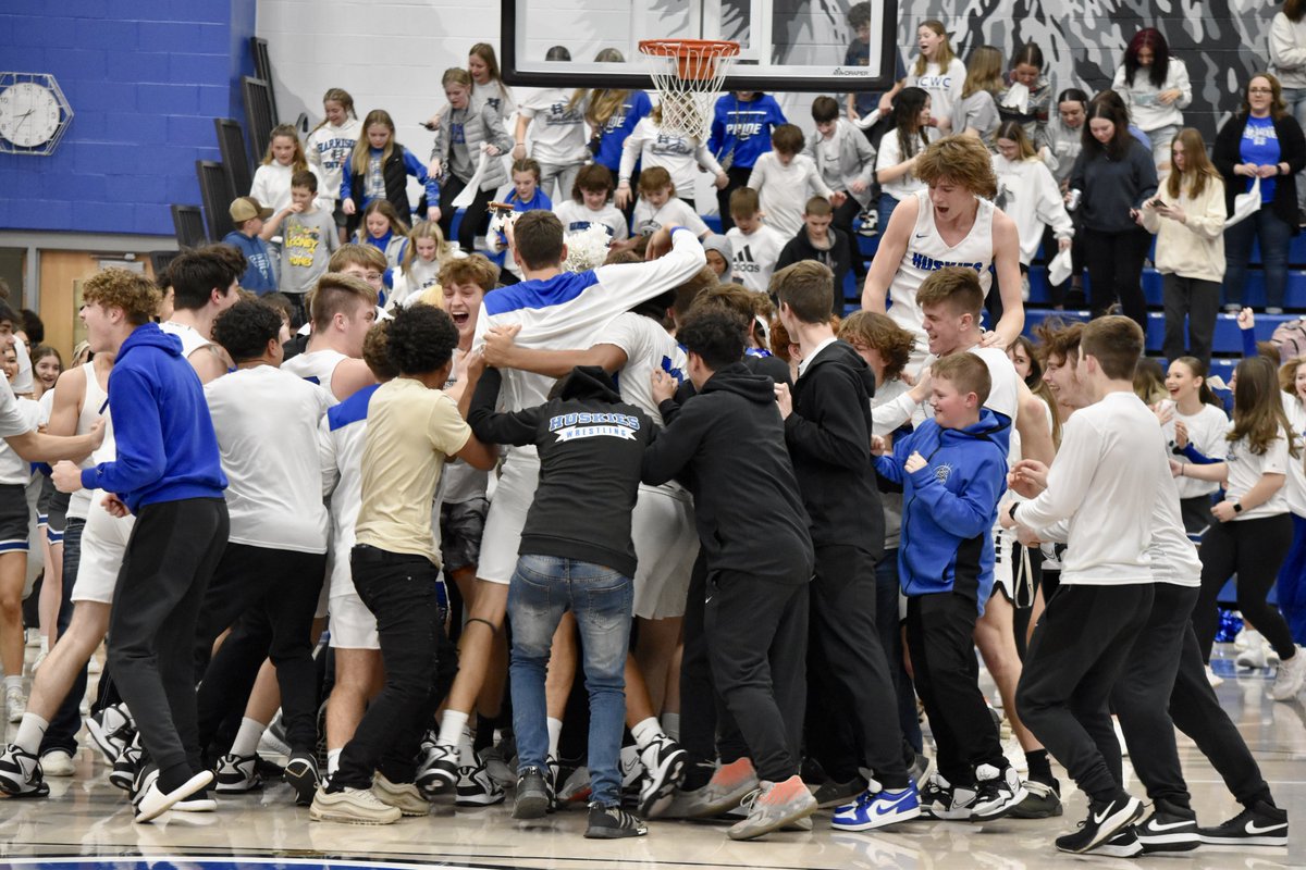 HarcoSportsGuy's tweet photo. Big first year for @AaronFoldi with @HCBoysHoops. Sectional title to go along with @buckeye_8 crown. 

Faces say it all! 

Community packed the place to capacity tonight. 

Congratulations to our student-athletes! https://t.co/YQnIPnjGbE