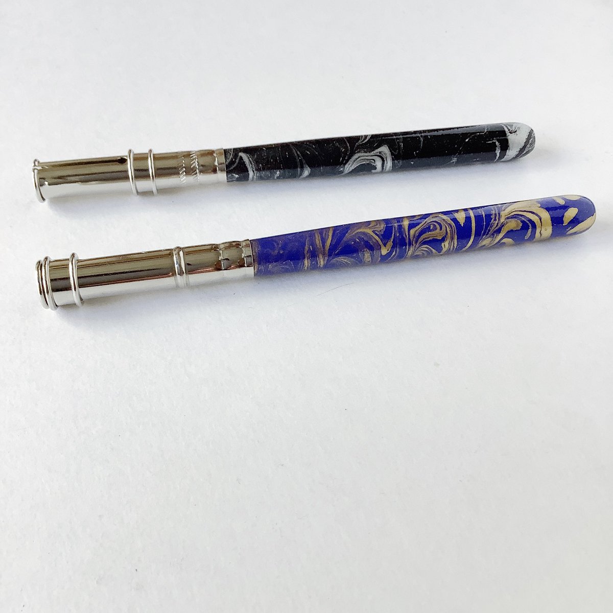 har_ukaze's tweet photo. ※三角軸、太軸の鉛筆はご使用できません。柄はアソートになります。予めご了承ください。

風の強い土曜日、本日も18時までよろしくお願いします🍃
#standardgraph #🇩🇪 #鉛筆補助軸 #ハルカゼ舎webshop #ハルカゼ舎
https://t.co/54UkxEN2m8 https://t.co/pdwnWc9YxL