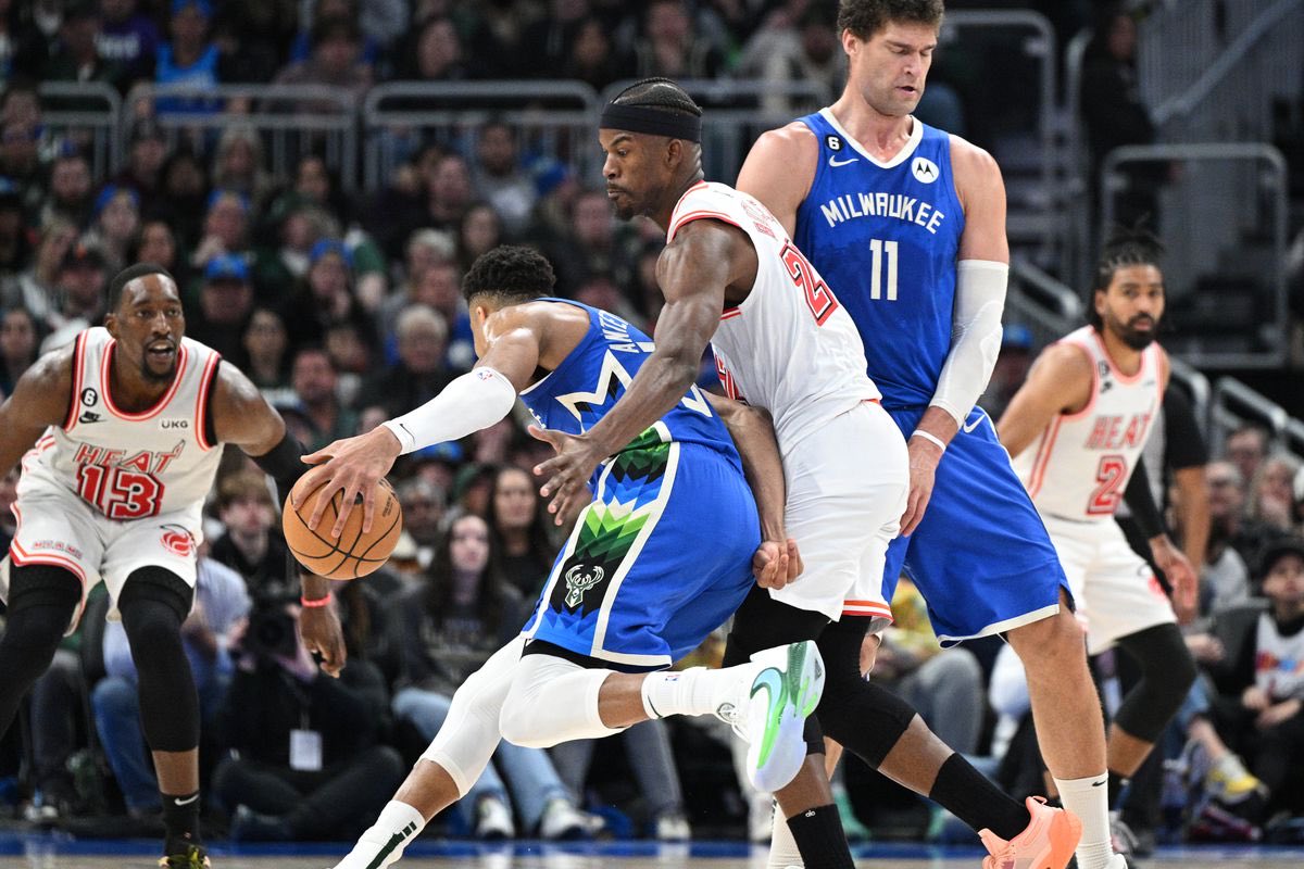 Bucks_NbaFr's tweet photo. BUCKS WIN

Victoire facile pour nos daims dans un match dominé de la tête et des épaules du début à la fin. 
Seul la blessure de Giannis vient noircir le tableau de cette soirée.

Ça fait donc 13 victoires consécutives, prochain match dimanche contre les Suns ! #FearTheDeer https://t.co/Cd7aiXHPL3