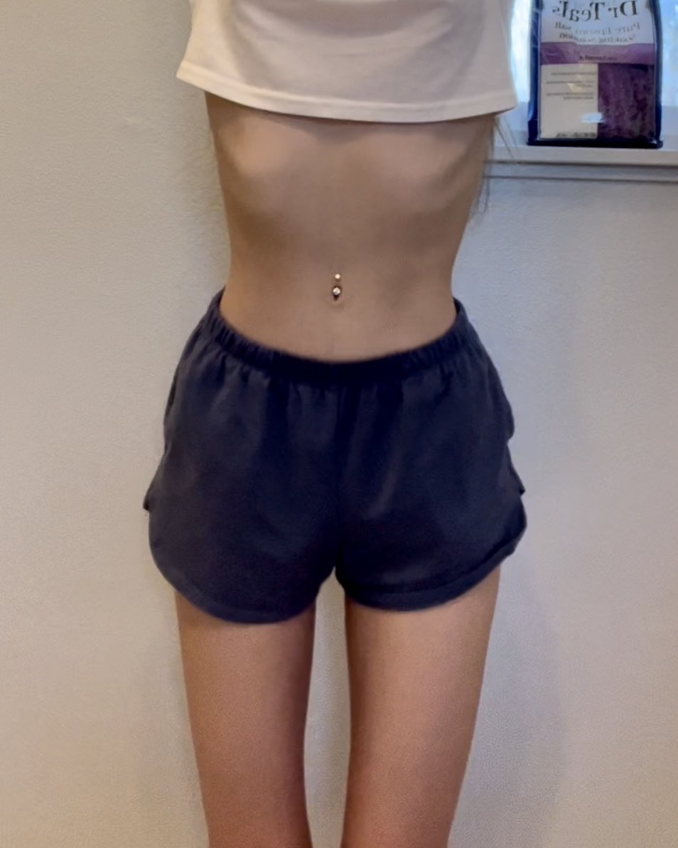 anotherdollgirl's tweet photo. just realized i have a before pic i took in the same spot and in a similar fit 🫣 https://t.co/sRYqfFSMnJ