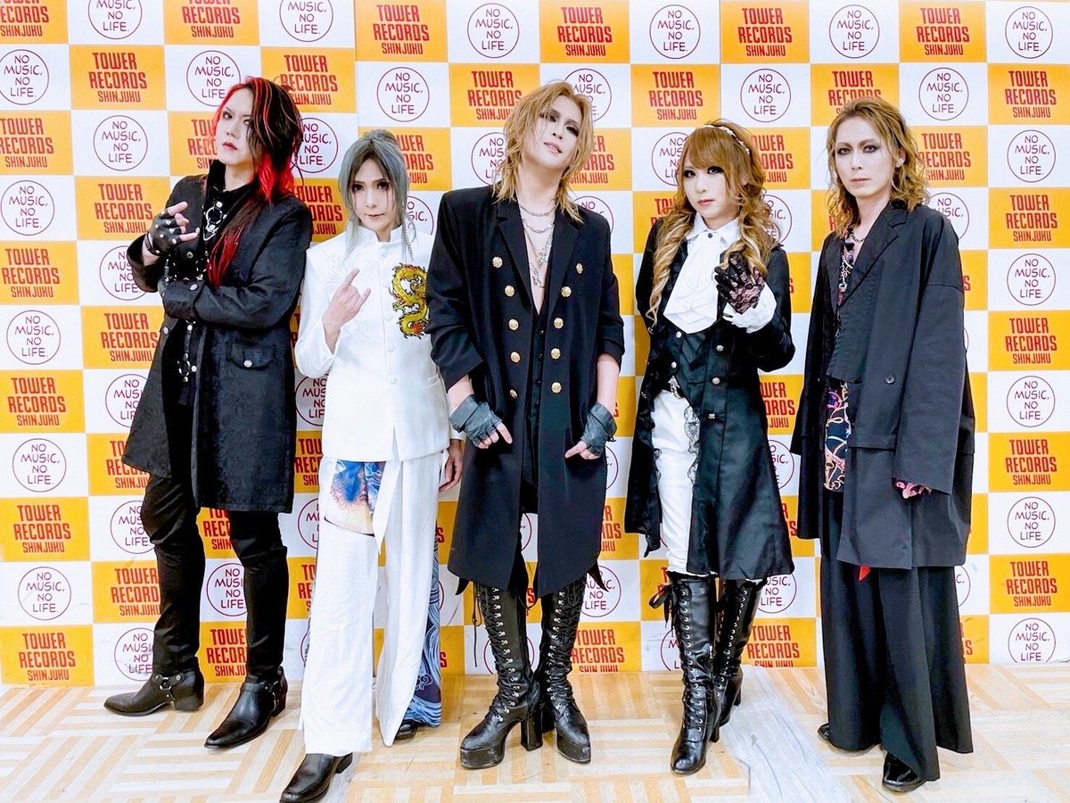 TOWER_Shinjuku's tweet photo. 昨日の #Versailles 「15th Anniversary Tour -NOBLE-」 INSTORE EVENT トーク ＆ 特典会終了後に頂いたお写真です！
🌹圧倒的美…ｯ!!🌹
ファンの方々への愛が溢れていた素敵な時間となりました！
本当にイベント開催して頂き光栄です！！
また是非宜しくお願い致します！ https://t.co/L45bUZ5ouY