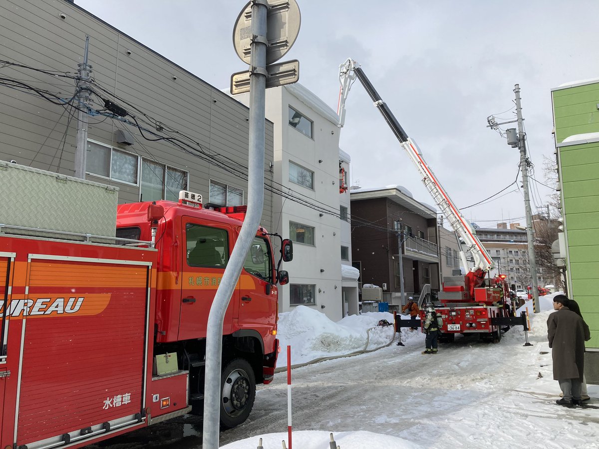 Mewkies_'s tweet photo. ミューキーズ店舗隣のアパートで火事。
とりあえず延焼の可能性はないとの事で猫たちは大丈夫です。
辺り騒然となってます… https://t.co/OghQLu0yKS