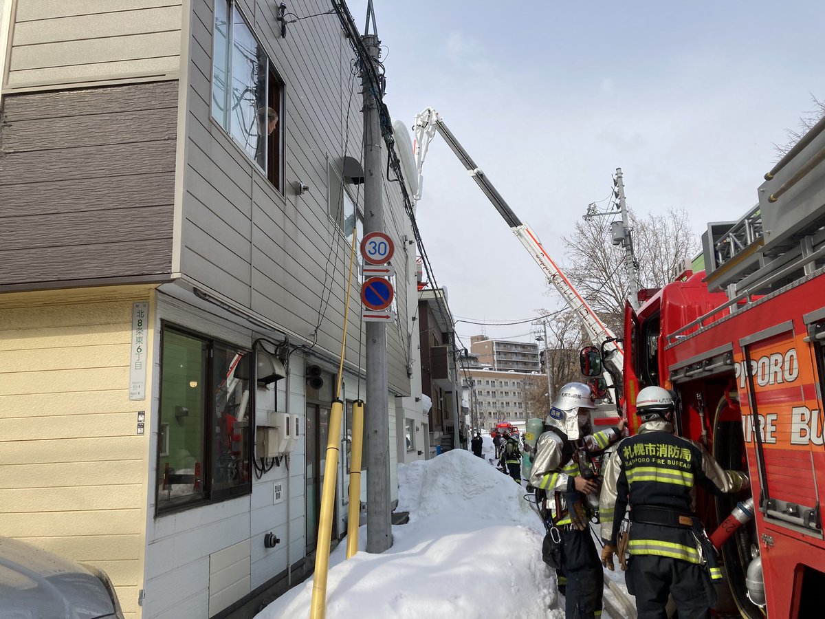 Mewkies_'s tweet photo. ミューキーズ店舗隣のアパートで火事。
とりあえず延焼の可能性はないとの事で猫たちは大丈夫です。
辺り騒然となってます… https://t.co/OghQLu0yKS