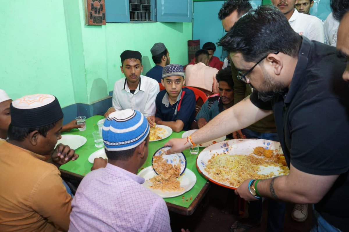 RijuDutta_84's tweet photo. “Khwaja Baba Ka Bhandara” org. by the youth of Belgachia, Ward No. 3, KMC.
The @AITCofficial under the leadership of Ms. @MamataOfficial &amp; Sh. @abhishekaitc believes in service to humanity, secularism &amp; inclusive politics for our people.
জয় বাংলা 🙏🏻 https://t.co/XSZdjloyVp