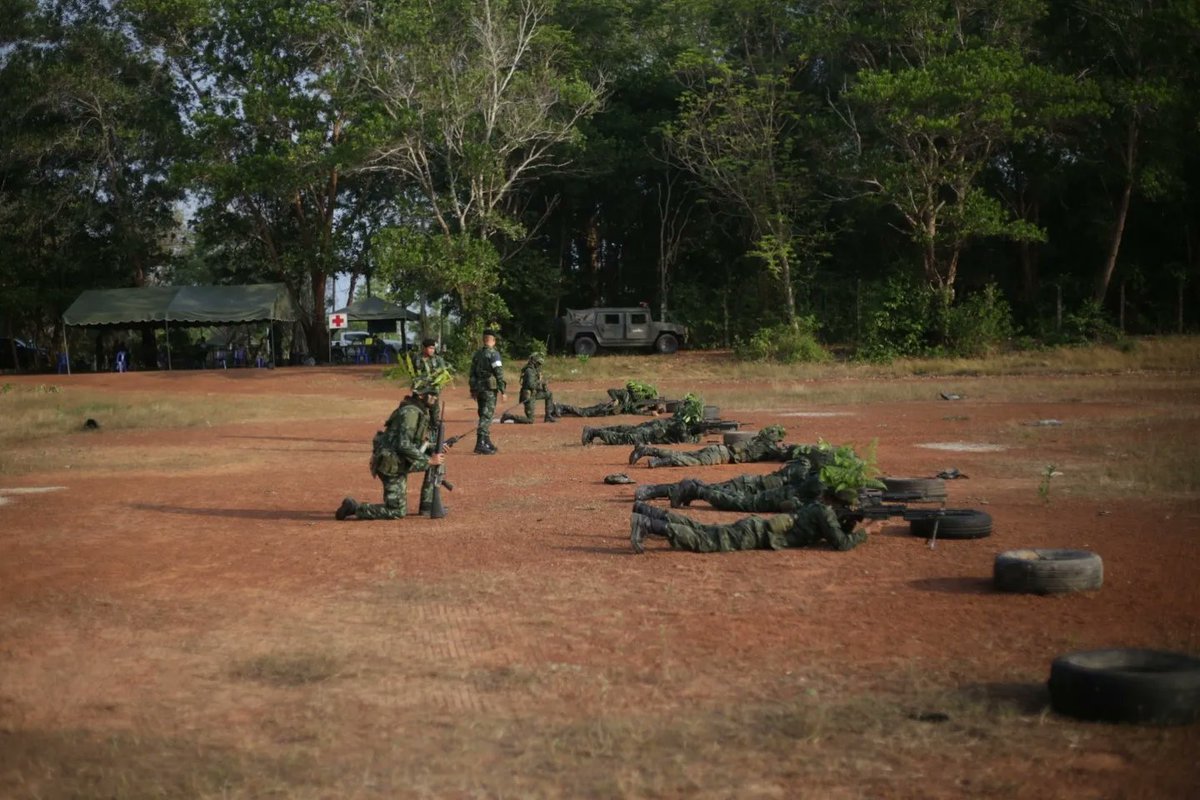 Infantry1000_2's tweet photo. ร.15 พัน.2 การฝึกและตรวจสอบเป็นหน่วยกองร้อยประจำปี 2566
📌กรรมการสถานนีเข้าตีด้วยกระสุนจริง ให้คำสั่งยุทธการแก่ ร้อย.ตส.ที่ 2 (ร.15 พัน.2) ในการนำหน่วยเข้าตียึดที่หมาย ณ สถานีการเข้าตีด้วยกระสุนจริง ร.15 พัน.1 อ.คลองท่อม จว.ก.บ.
#ศูนย์ประชาสัมพันธ์กองพันทหารราบที่2กรมทหารราบที่15 https://t.co/HQ0oqb1J2u
