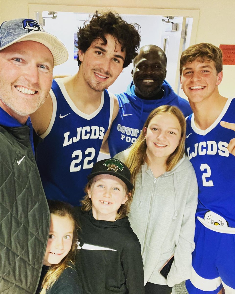 coach_hales's tweet photo. Hard to find better role models than @TORREYFOOTBALL captains Bito and Jaden! Coleman and Delaney were FIRED UP watching these guys help lead the @ljcdsbasketball team to a @cifsds D1 title! #ProudCoach #RingSeason #OneTreeOneTeam #TorreyPride https://t.co/KDgvel2E1l