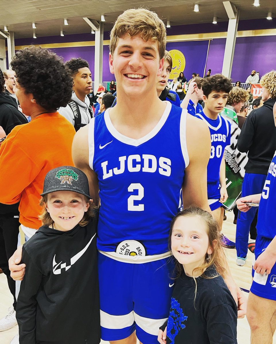 coach_hales's tweet photo. Hard to find better role models than @TORREYFOOTBALL captains Bito and Jaden! Coleman and Delaney were FIRED UP watching these guys help lead the @ljcdsbasketball team to a @cifsds D1 title! #ProudCoach #RingSeason #OneTreeOneTeam #TorreyPride https://t.co/KDgvel2E1l