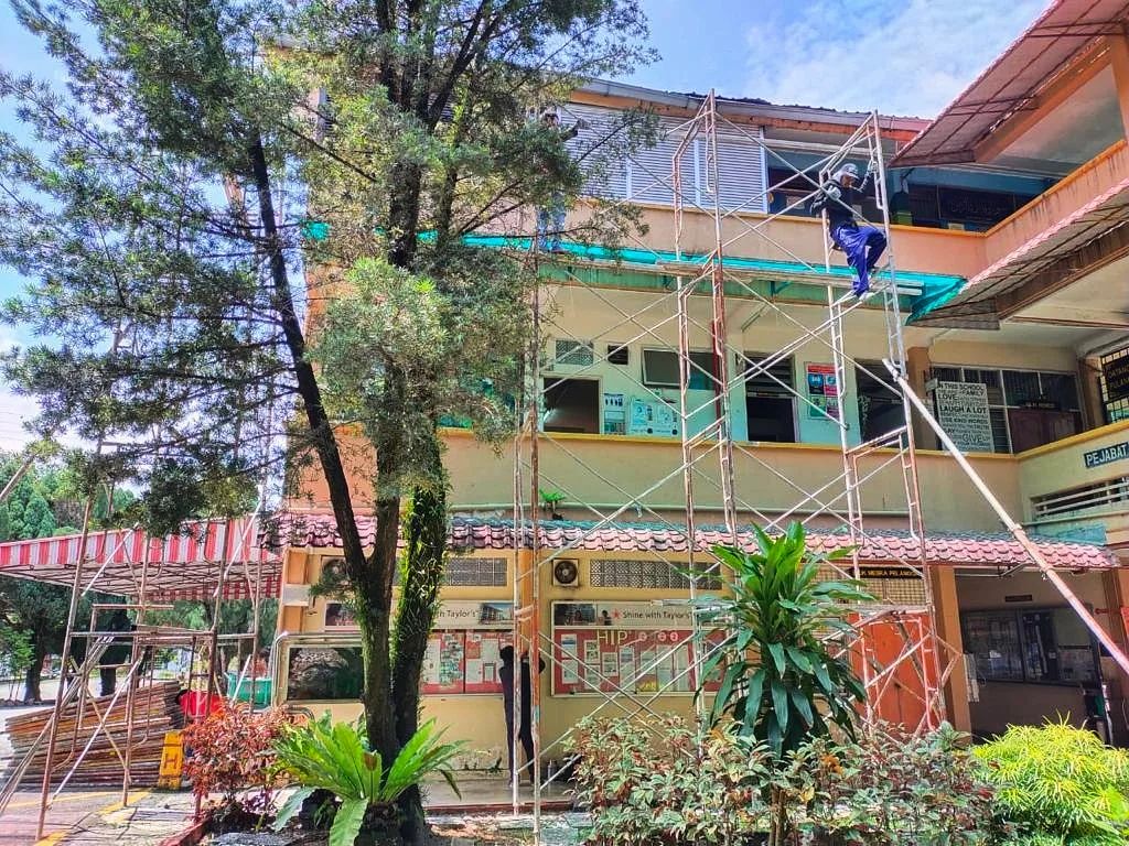 LimYiWei4MY's tweet photo. MBPJ councillor assistant for Zone 8, Y Lun, and I had a site visit with the school administration and PIBG of SMK Taman SEA. Last year, we used RM19,900 of our MP’s allocation to fix several infrastructure issues in the school including:

(1/6) https://t.co/GNFhEJsAv0