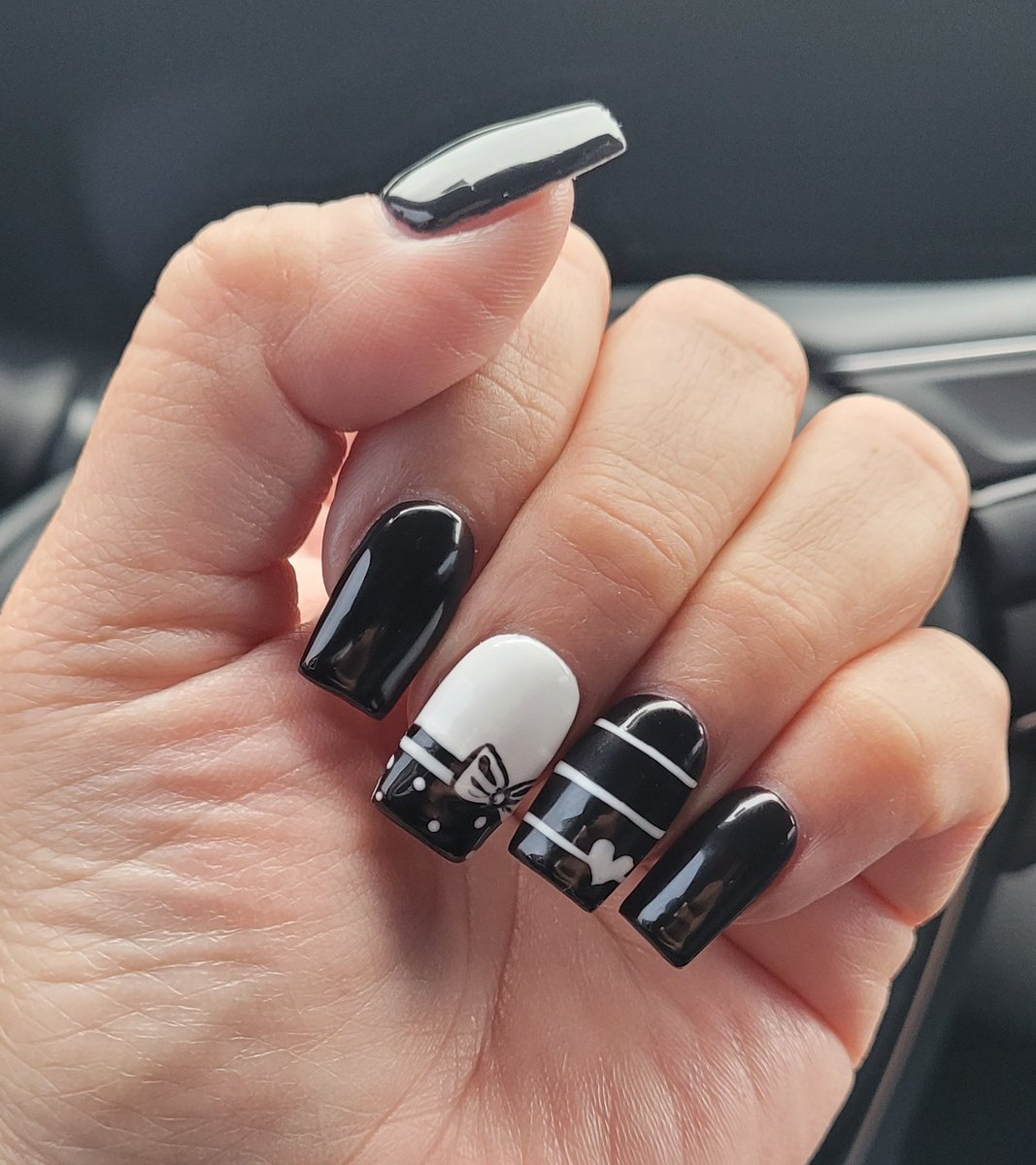Lissa8925's tweet photo. I can't remember loving my nails more than this 
#nailsdesign #favoritenails #blackandwhite https://t.co/tBeLoOmiJR