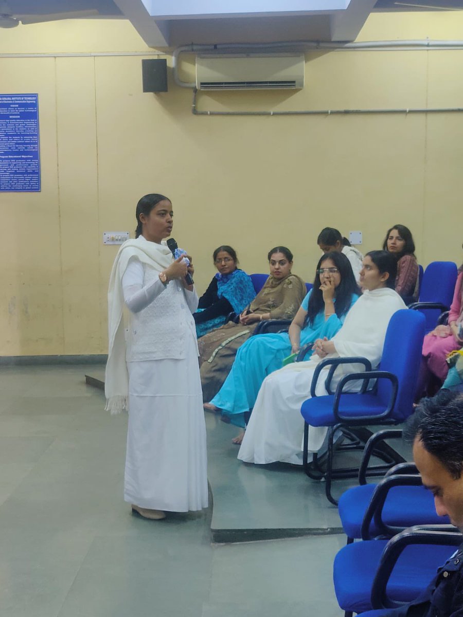msitnewdelhi's tweet photo. Department of Electronics and communication Engineering organised an invited talk on “Meditation for calming the restless mind” BK Neha, delivered the talk

#msitnewdelhi #msitindia #meditation #restlessmind #technolife #disconnect #brahmkumaris #talk #calmingmindandsoul https://t.co/6ywwBjyrua