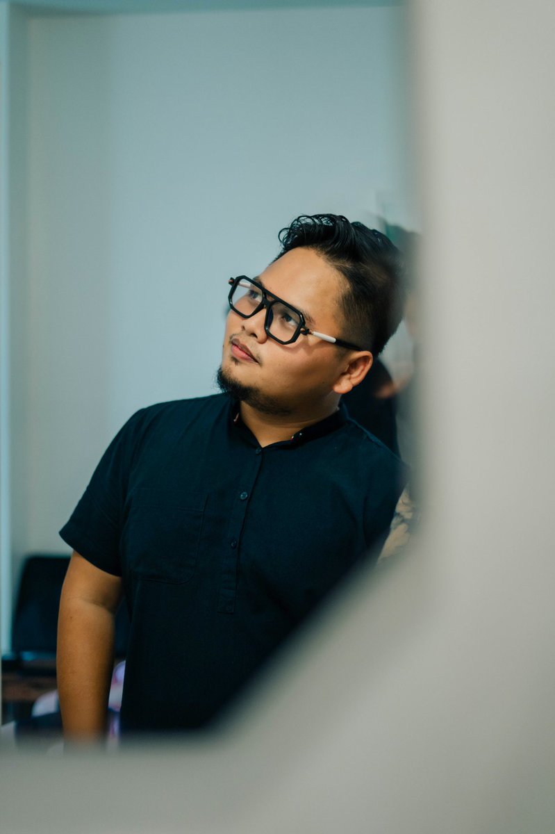 TimZion1's tweet photo. Hinaslo posing 😂 https://t.co/bvMSYjHTqs
