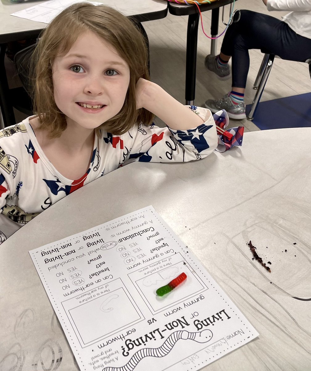 QueefLatinahO_G's tweet photo. Living or Non-Living? Worms for the science win!! @WISDLagway #gummyworms #earthworms #somelikeearthworms π#somenotsomuch π€ͺ https://t.co/Y6w80RytaU