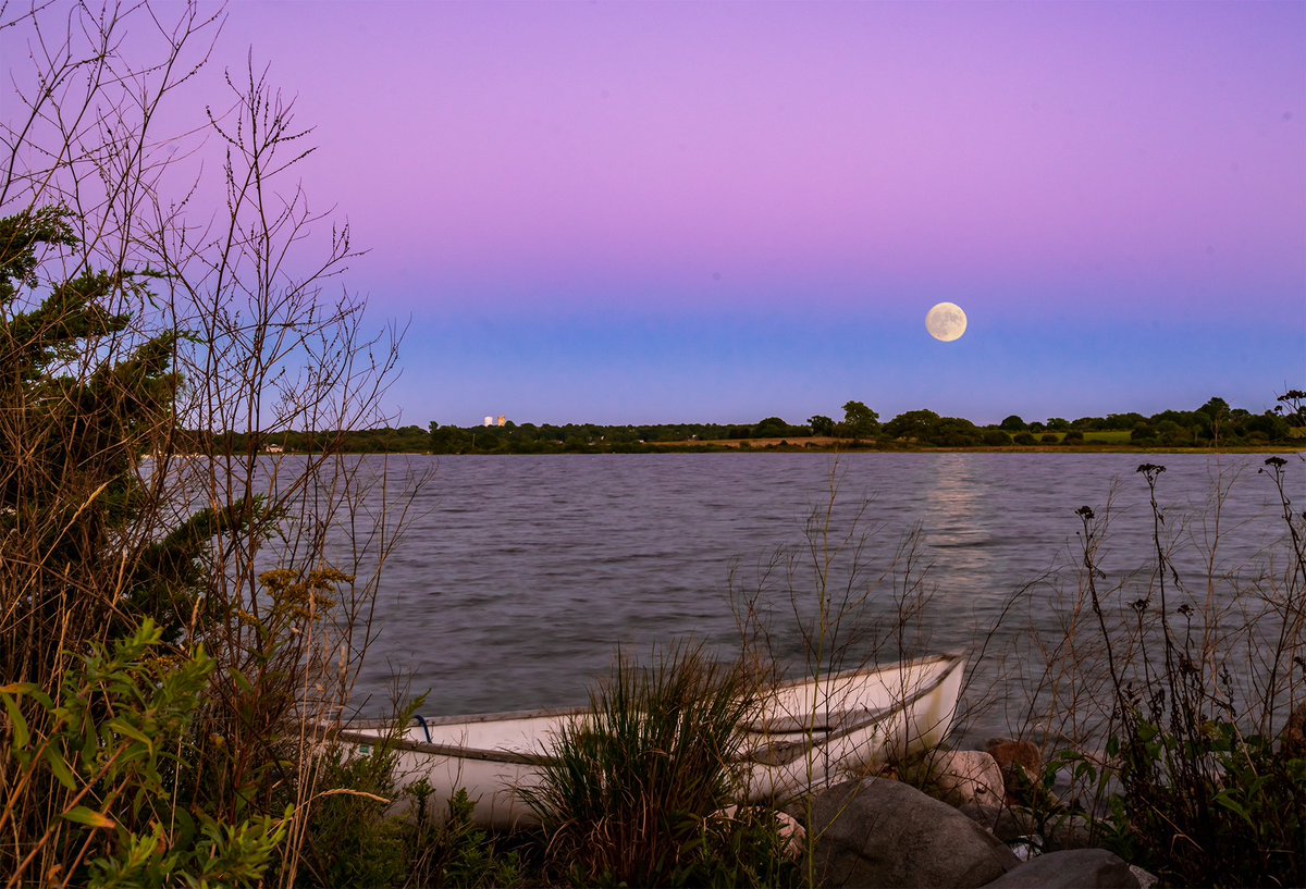 storman_norm33's tweet photo. As the autumn sun sets and the cool breeze hits your face and you hear the waves crashing, just remember that tomorrow is a new day to get up and start on that new path you were meant to be on to achieve the goals you set out for yourself. No matter how big or small~Norm Marsh https://t.co/zo8wjNO91a