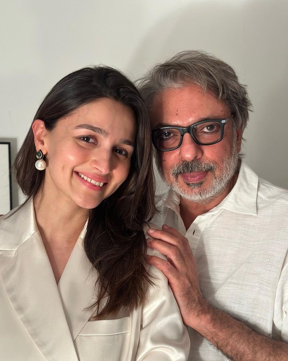 DelhiTimesTweet's tweet photo. One year of our Gangu ๐ค: @aliaa08 is all smiles as #GangubaiKathiawadi
completes a year. The actress shares a picture from #SanjayLeelaBhansali's birthday celebrations
#AliaBhatt #SLB #1YearofGangubai #GangubaiZindabad #Alia #SLBFilms #HappyBirthdaySLB #Heeramandi #Bollywood https://t.co/C7zNV0ajmz