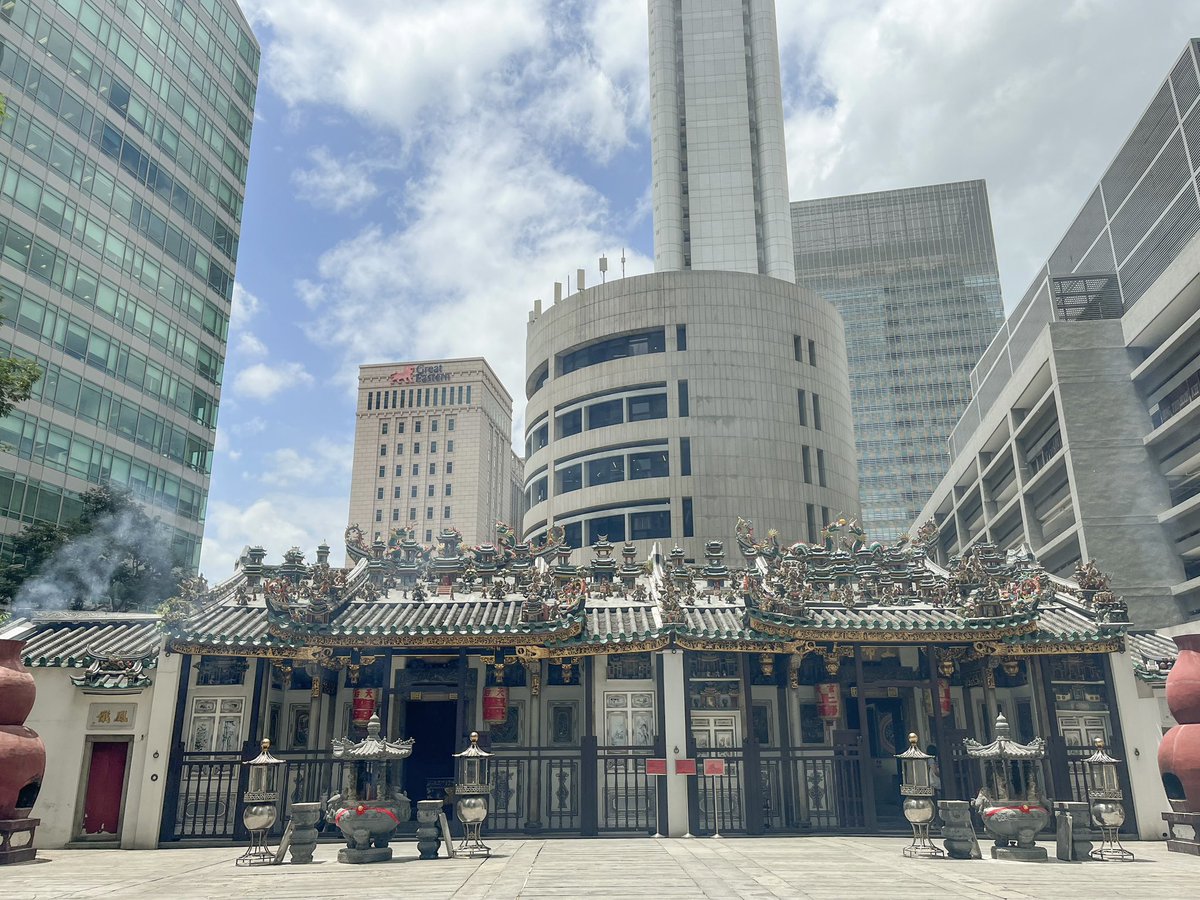 ไปมูที่สิงคโปร์มา เพื่อนคนสิงพาไป ละวัดนี้คือคนไทยไม่ไปกัน แต่คนสิงจะไปขอความรักกันเยอะมากกกกกก ไปขอคู่ ขอเจอความรักที่ดีไรงี้ มีสำหรับขอเรื่องงานด้วย ใครไปเที่ยวสิงคโปร์อยากมูต้องไปนะ เพราะนี่มูแล้วปังมากกกกก ยังไม่ทันกลับไทย สิ่งที่ขอได้หมดเลย ปัง📍Yueh Hai Ching Temple