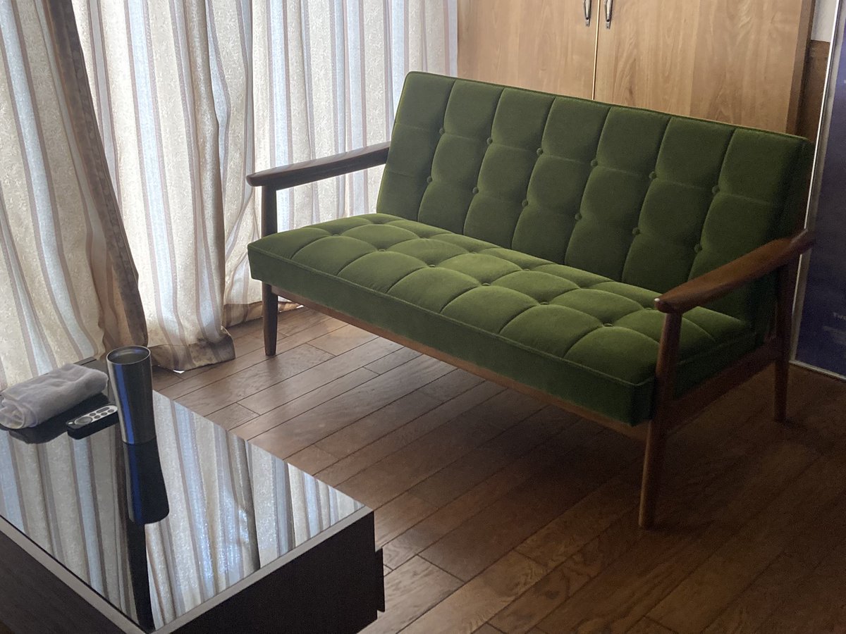kou3270844's tweet photo. 前から欲しかった、カリモク60のソファ買っちゃった🛋
#カリモク60 https://t.co/bikChud3oX