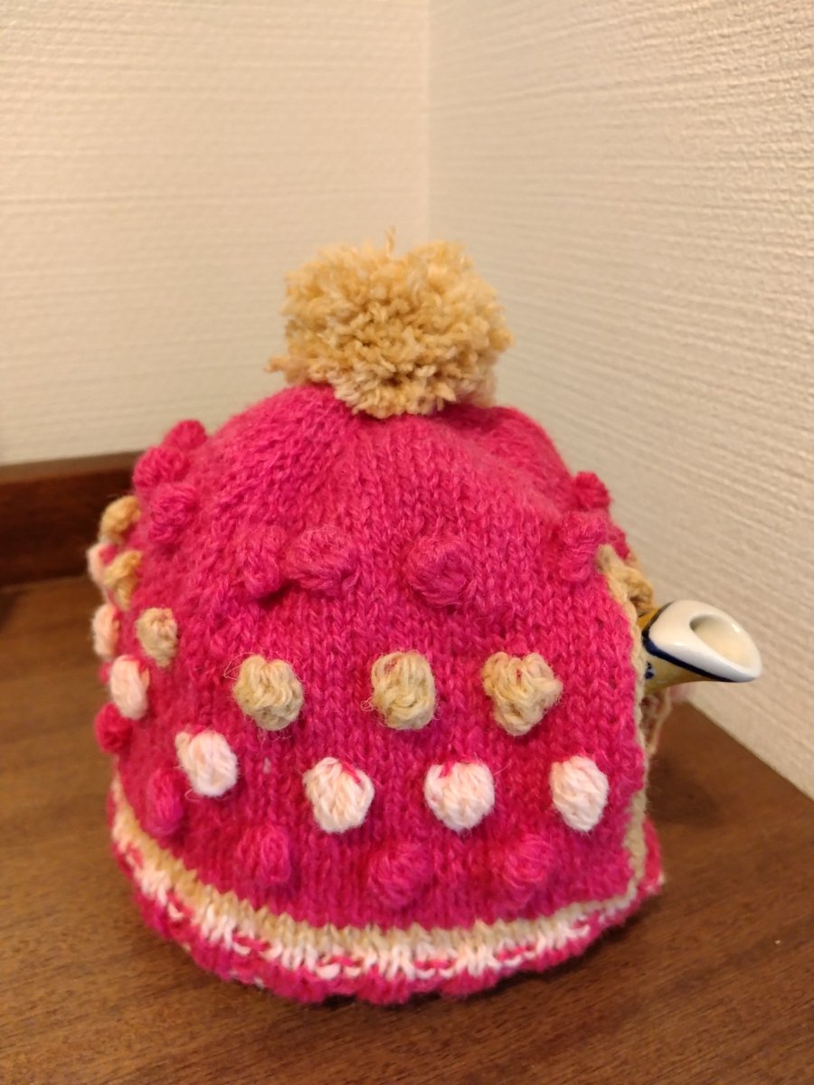 suzumiBT's tweet photo. 完成！　Keitoの「ポコポコティーコゼ」
「何編んでる��？」って聞かれれたら「ティーポットのセーターです。」と答えていたのだけど、被せると本当にセーターに見える😁。
ちょっとオーバーサイズ気味。　#Keitoのおうち時間 https://t.co/tWQ1YuOPX9