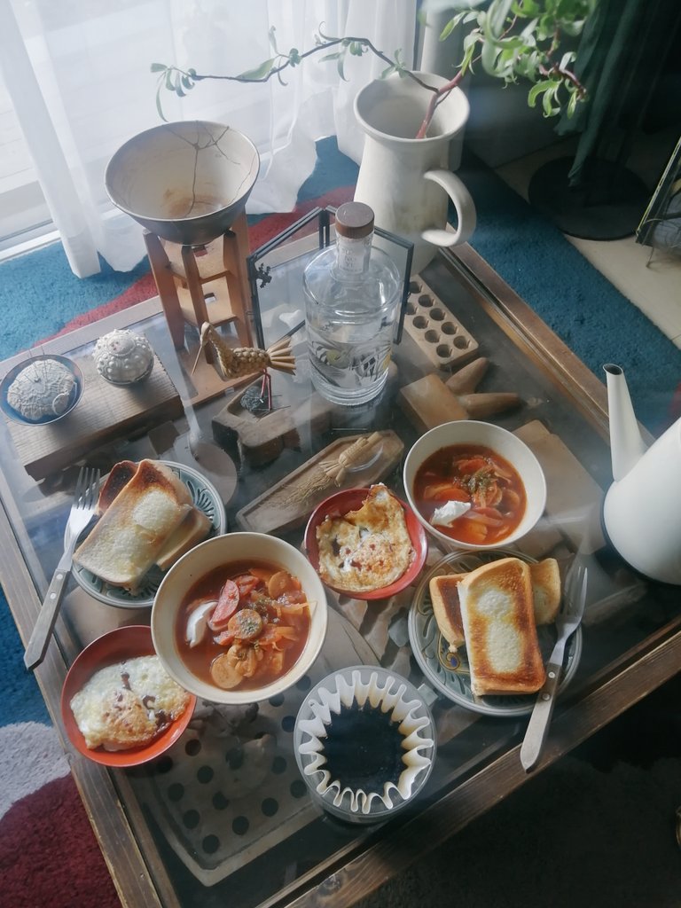 ikeda_lily's tweet photo. 2日かけてボルシチを煮込んだ。華語は羅宋luósòng湯。戦争が始まってルオソンがRussianという意味だと改めて知った。上海租界時代、露人によって伝わったボルシチが、文革で香港に逃れた人々によって広まり台湾にも伝わった。改修前の桃園空港のカフェのカウンター席で羅宋湯をすするのが好きだった。 https://t.co/wlt0wFxv7x