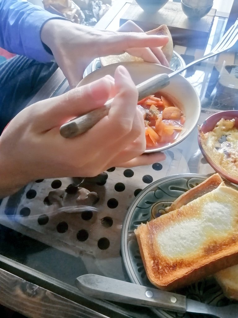 ikeda_lily's tweet photo. 2日かけてボルシチを煮込んだ。華語は羅宋luósòng湯。戦争が始まってルオソンがRussianという意味だと改めて知った。上海租界時代、露人によって伝わったボルシチが、文革で香港に逃れた人々によって広まり台湾にも伝わった。改修前の桃園空港のカフェのカウンター席で羅宋湯をすするのが好きだった。 https://t.co/wlt0wFxv7x