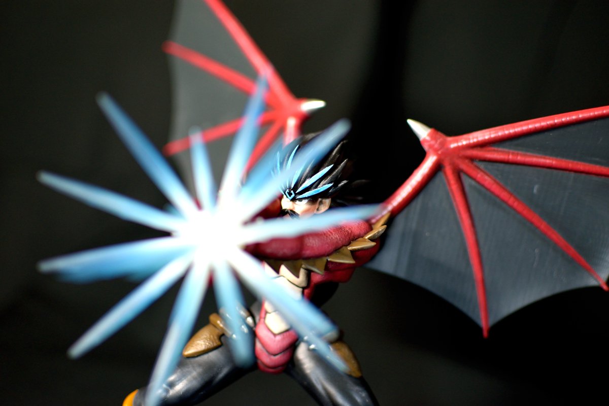 KTR2980's tweet photo. 竜魔人バラン、フィギュア完成。アニメのカラーを元に若干変更。エフェクトはドルオーラの溜めを表現。
#ダイの大冒険 #ドラゴンクエスト #竜魔人バラン ＃自作フィギュア https://t.co/TqAvNrtART