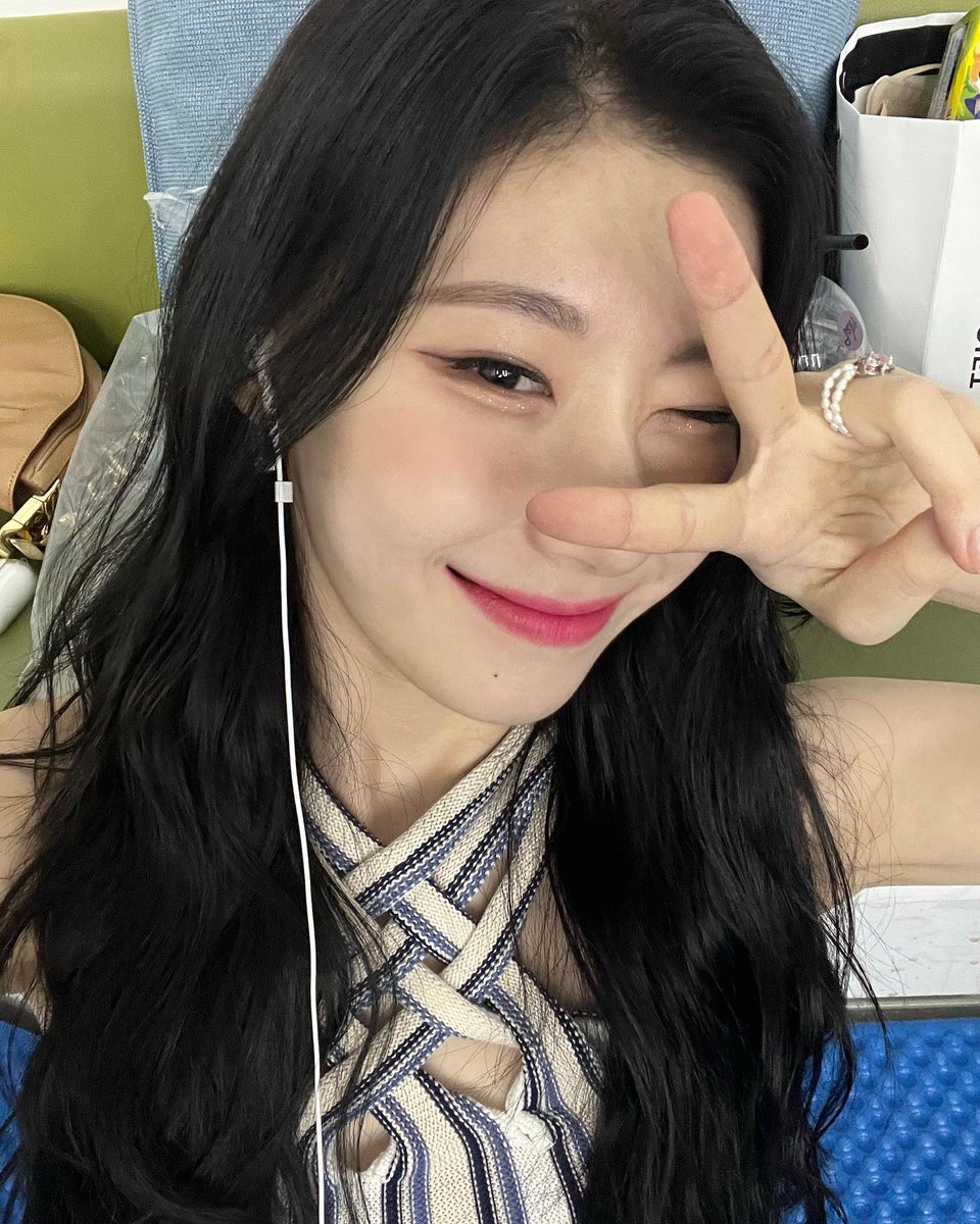 litchytw's tweet image. ⠀  ،،̲     🎳 ⠀ _ !   𝗕𝗜𝗧𝐍𝐀   𓂅 ⠀ * ⠀ 𝚗𝑒𝑤⠀  𓂃 ⠀ ᥙρdᥲtᥱ  ›    #𝓵ik𝑒𐦍𝕮𝕃ℂ    .⋅     #𝟶𝟹·𝟸𝟺𖧧t𝑖mē   ˒

El #c𝕣𝑦tic𝑎𝓵𖤍𝚌omǝ𝚋ack de @clc_mp yo no me lo podía perder así que toda guapa vine y haciendo porritas estoy bc soy fan si que si