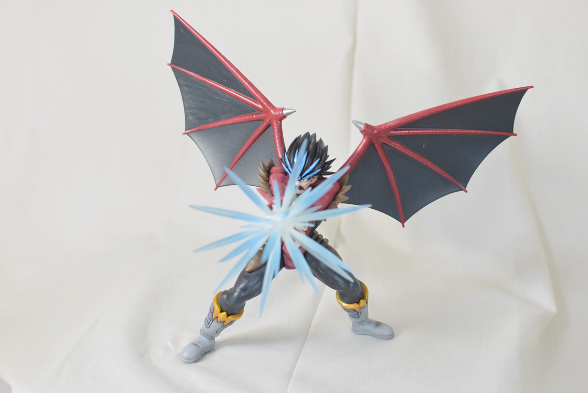 KTR2980's tweet photo. 竜魔人バラン、フィギュア完成。アニメのカラーを元に若干変更。エフェクトはドルオーラの溜めを表現。
#ダイの大冒険 #ドラゴンクエスト #竜魔人バラン ＃自作フィギュア https://t.co/TqAvNrtART