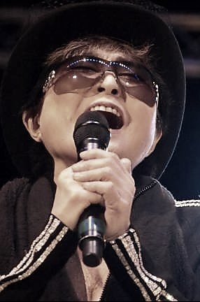 McDebida's tweet photo. Play some Yoko Ono and they become incapacitated #HowToTrapAnAlien https://t.co/FqAfY7XIyt
