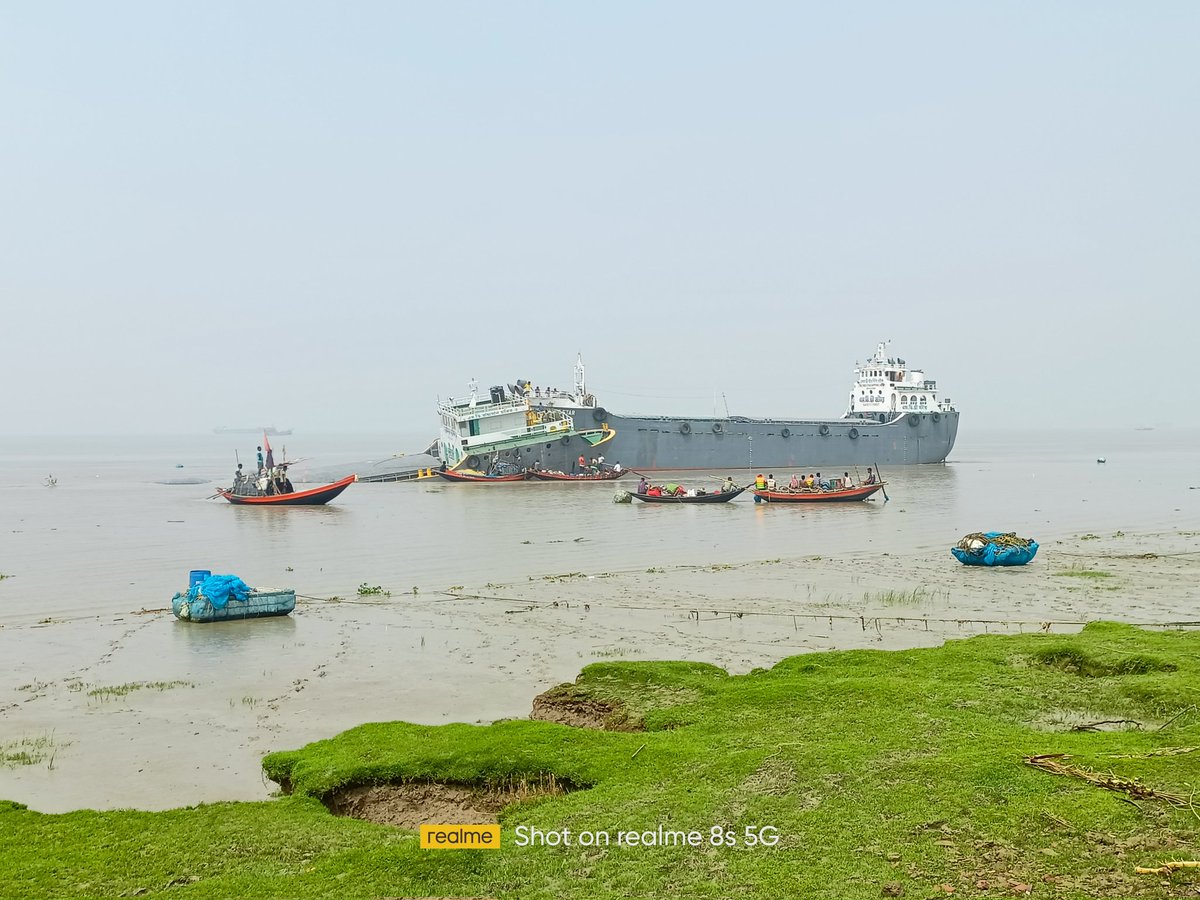 Surajsekh12's tweet image. Ship sinking..... 
#Shipsinking
#River
#Hooghlyriver 
#mobilephotography