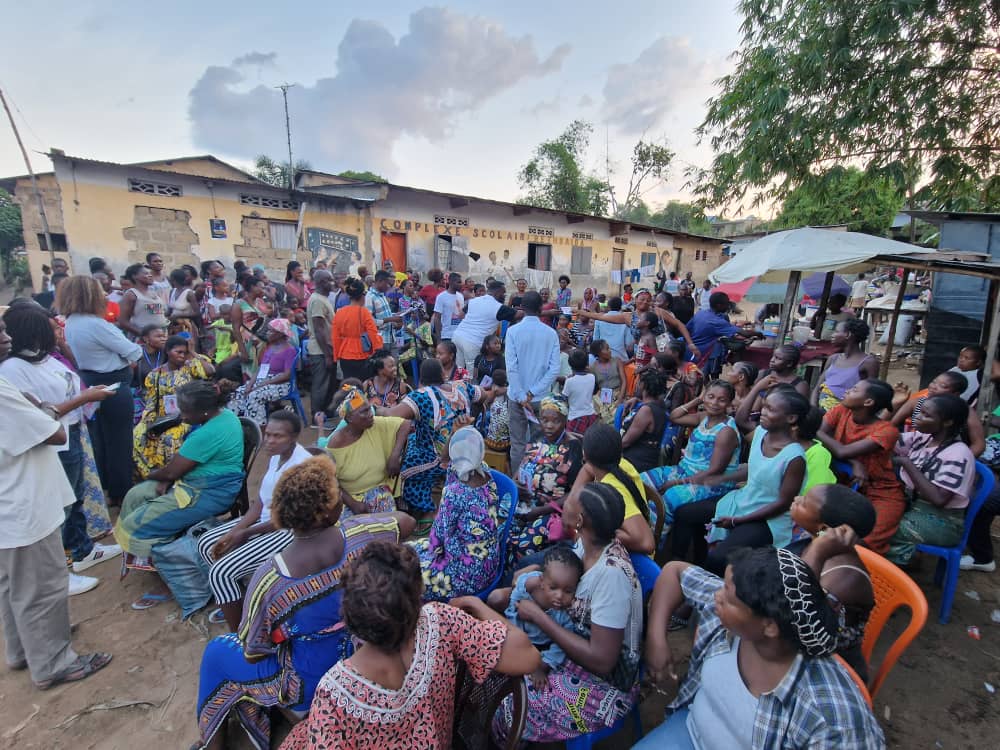 AMukuasele's tweet photo. #UNC:Le camarade CHRISTIAN ELEKO sous l'égide de @Josephpapyokat1,poursuit les  prises des contact à Ngaliema.C'était à MOLENDE que le coordonnateur de la CNRI/Kinshasa a pu réunir les mamans et  envisagé un projet communautaire pour encourager l'autonomisation de la femme. #150s https://t.co/inwR1BN6FR