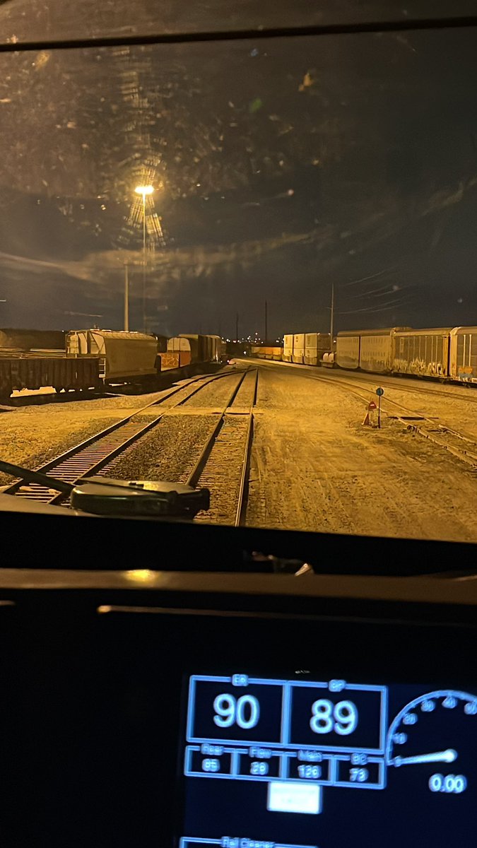 Kuno75's tweet photo. And the night begins 🚂 #railroad #TrainEngineer https://t.co/V4d8p3rV0Z