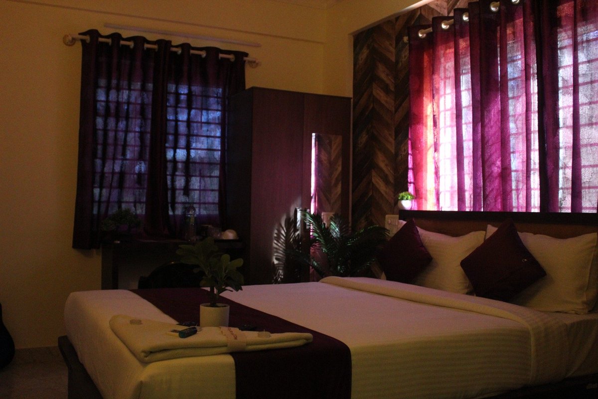 Hotel EastPark Premiumsuites
<a href="/hoteleastpark/">Hotel EastPark Premiumsuites</a>

Premium Suites  located at Electronic City 
Ph : 9986164247
Email : eastparkpremiumsuites@gmail.com

#hotel #eastpark #bangalorehotels #premiumsuites #hoteleastpark #suites #bangaloresuites