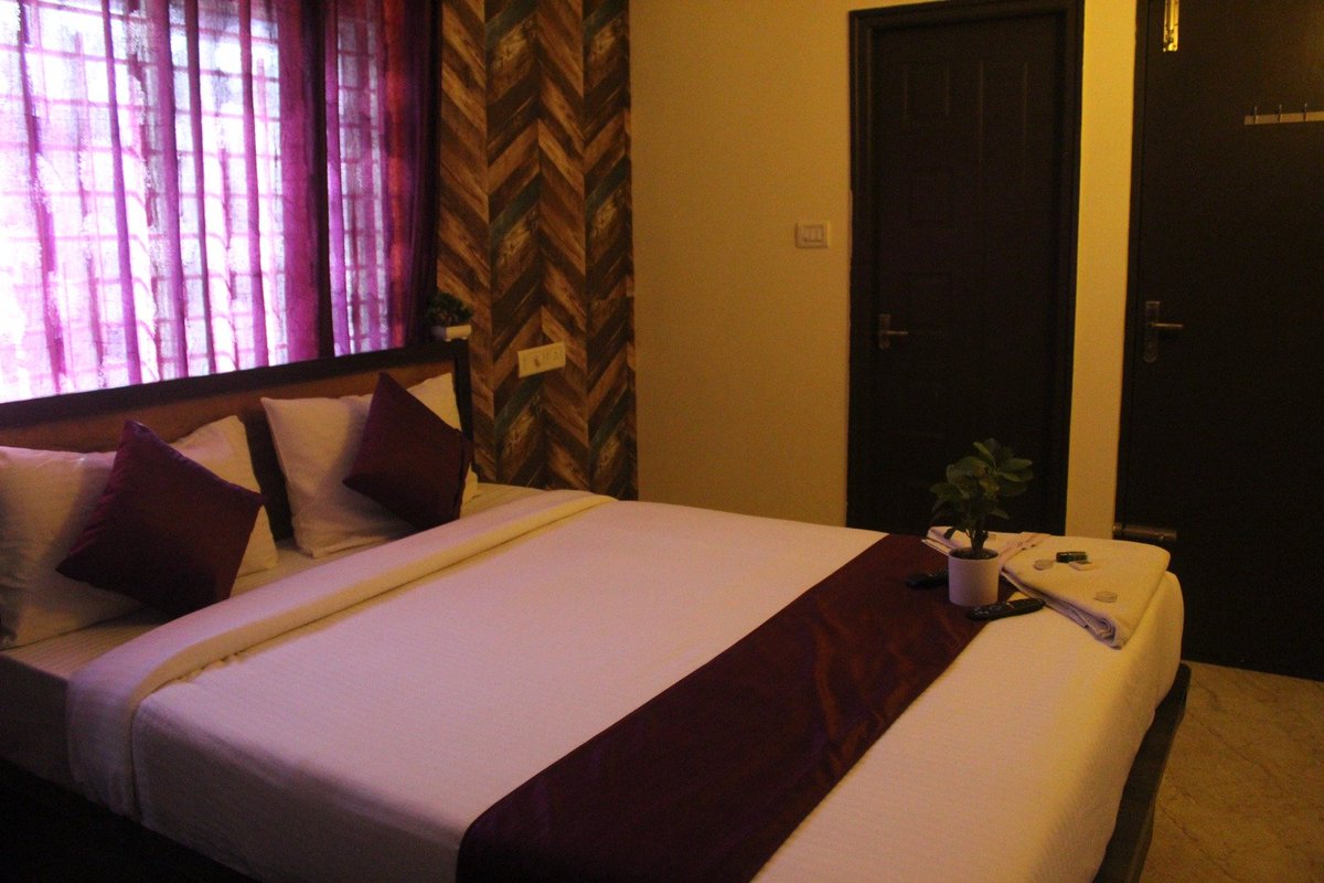 Hotel EastPark Premiumsuites
<a href="/hoteleastpark/">Hotel EastPark Premiumsuites</a>

Premium Suites  located at Electronic City 
Ph : 9986164247
Email : eastparkpremiumsuites@gmail.com

#hotel #eastpark #bangalorehotels #premiumsuites #hoteleastpark #suites #bangaloresuites