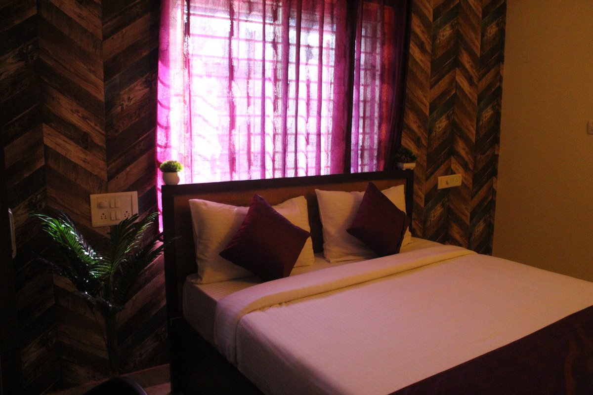 Hotel EastPark Premiumsuites
<a href="/hoteleastpark/">Hotel EastPark Premiumsuites</a>

Premium Suites  located at Electronic City 
Ph : 9986164247
Email : eastparkpremiumsuites@gmail.com

#hotel #eastpark #bangalorehotels #premiumsuites #hoteleastpark #suites #bangaloresuites