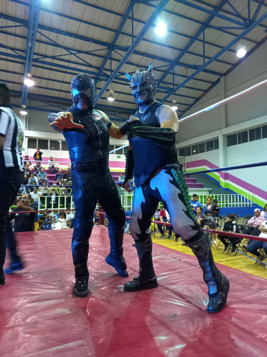 LaTijeraLucha's tweet photo. se impone para sacar al referí y posteriormente llevar a la cuenta de tres segundos a @DragoAAA y @aaaerostar1, donde también participaron #SangreAzteca y #MochoCotaJr, los retos no se hacen esperar para los hijos de #JuanConrado que son ovacionados con #PromocionesTragedias... https://t.co/DBWIxzlV5n